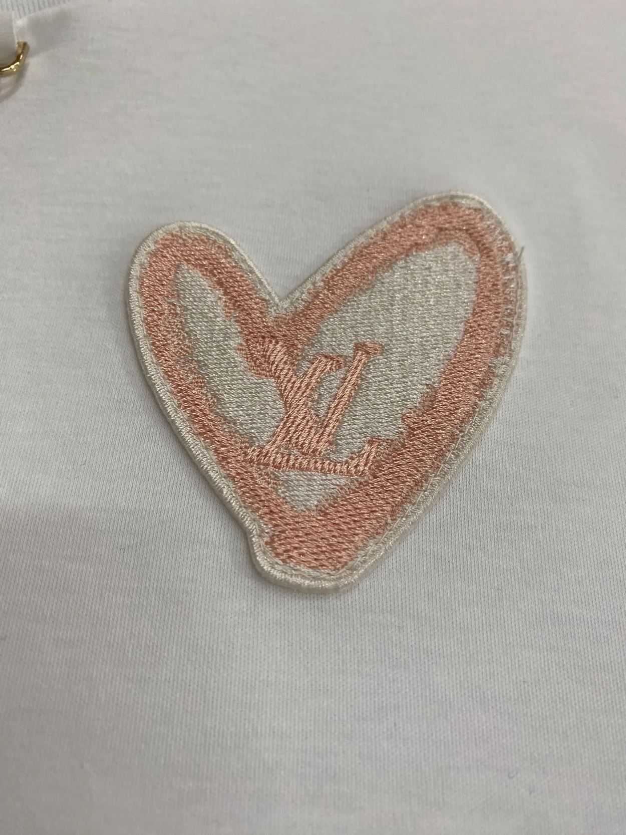 루이비통 LV 하트 패치 티셔츠 1AFZWB