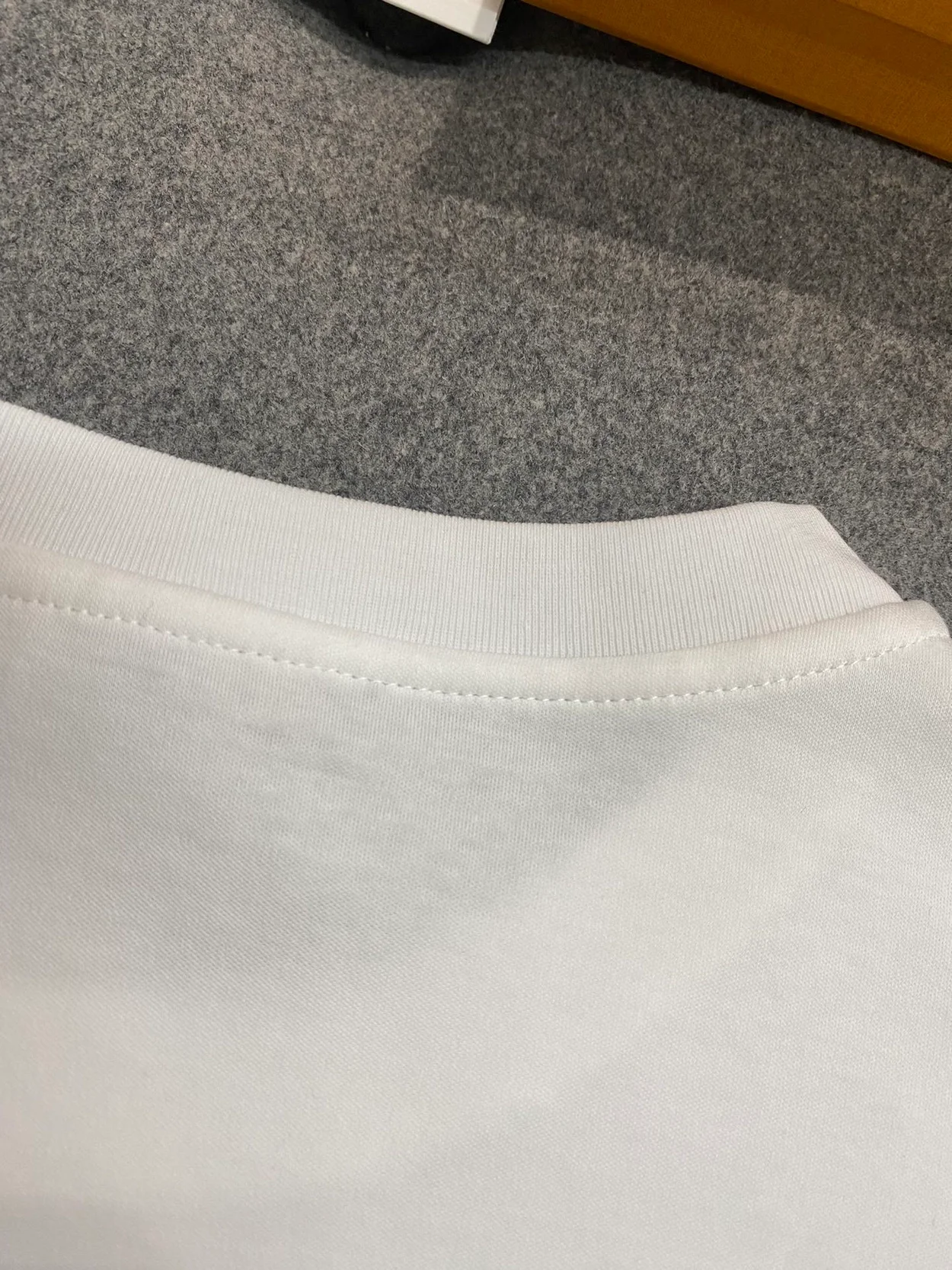 루이비통 LV 하트 패치 티셔츠 1AFZWB
