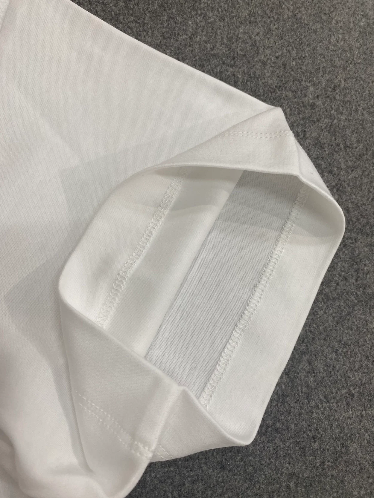 루이비통 LV 하트 패치 티셔츠 1AFZWB