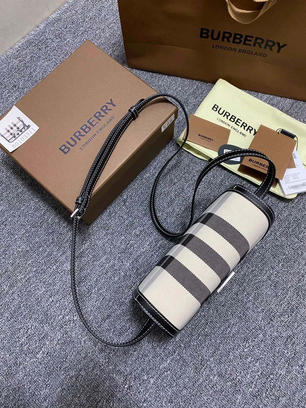 버버리 버터 베이지 체크 캔버스 레더백