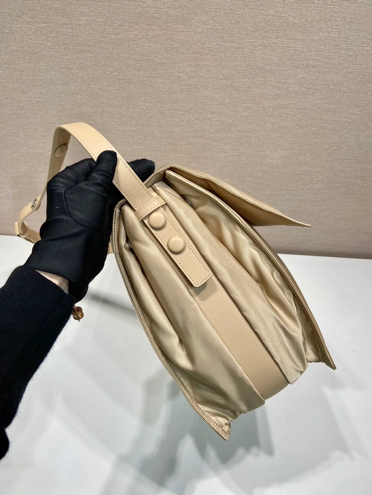 프라다 라지 리나일론 패딩 숄더백 베이지
