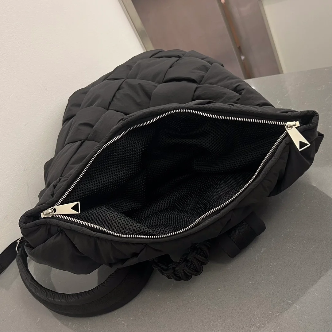보테가 베네타 패디드 카세트 백팩 블랙