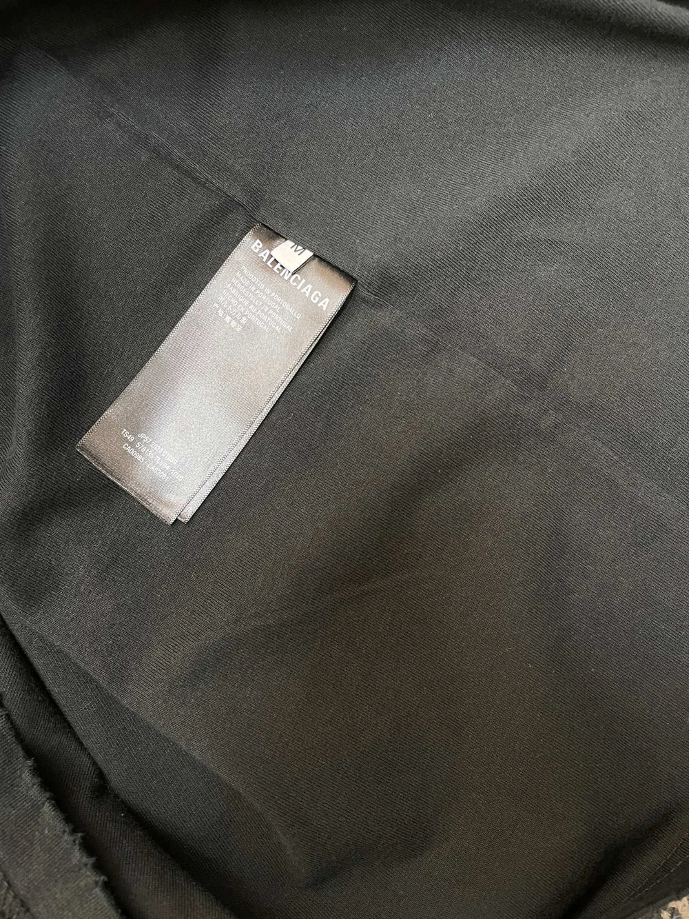 발렌시아가 AI 제너레이티드 미디엄 핏 티셔츠 블랙