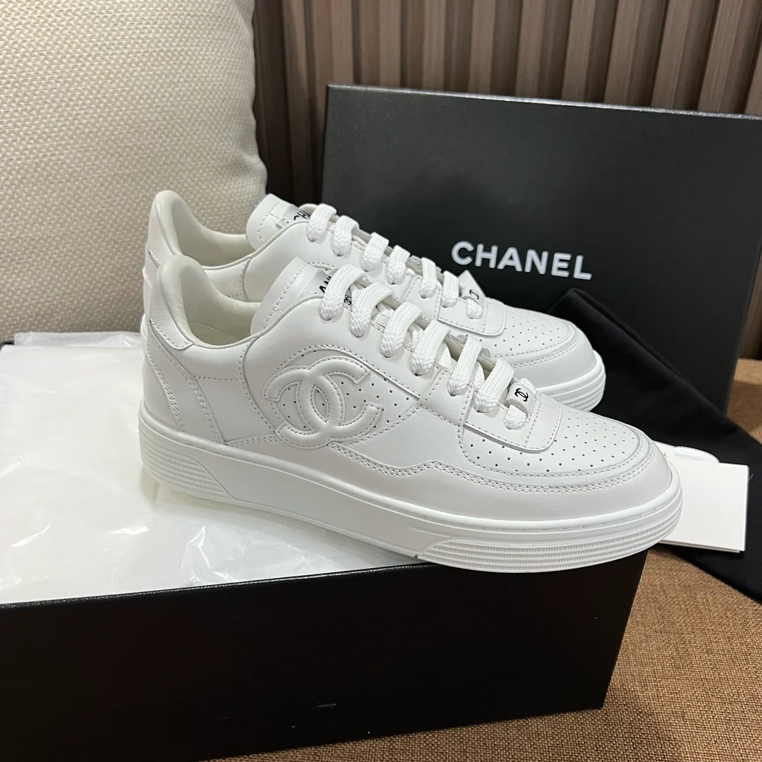 샤넬 카프스킨 & 화이트 스니커즈