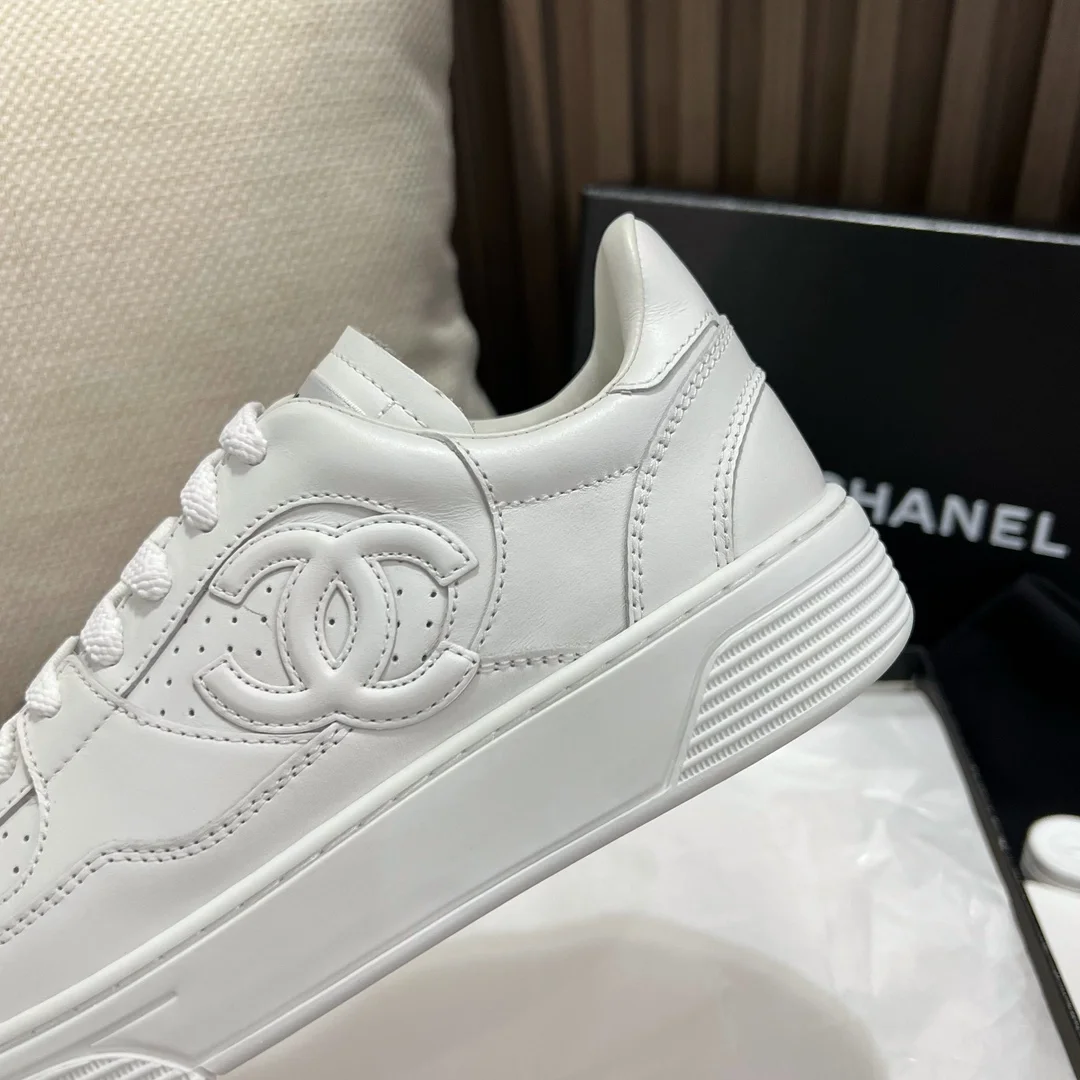 샤넬 카프스킨 & 화이트 스니커즈