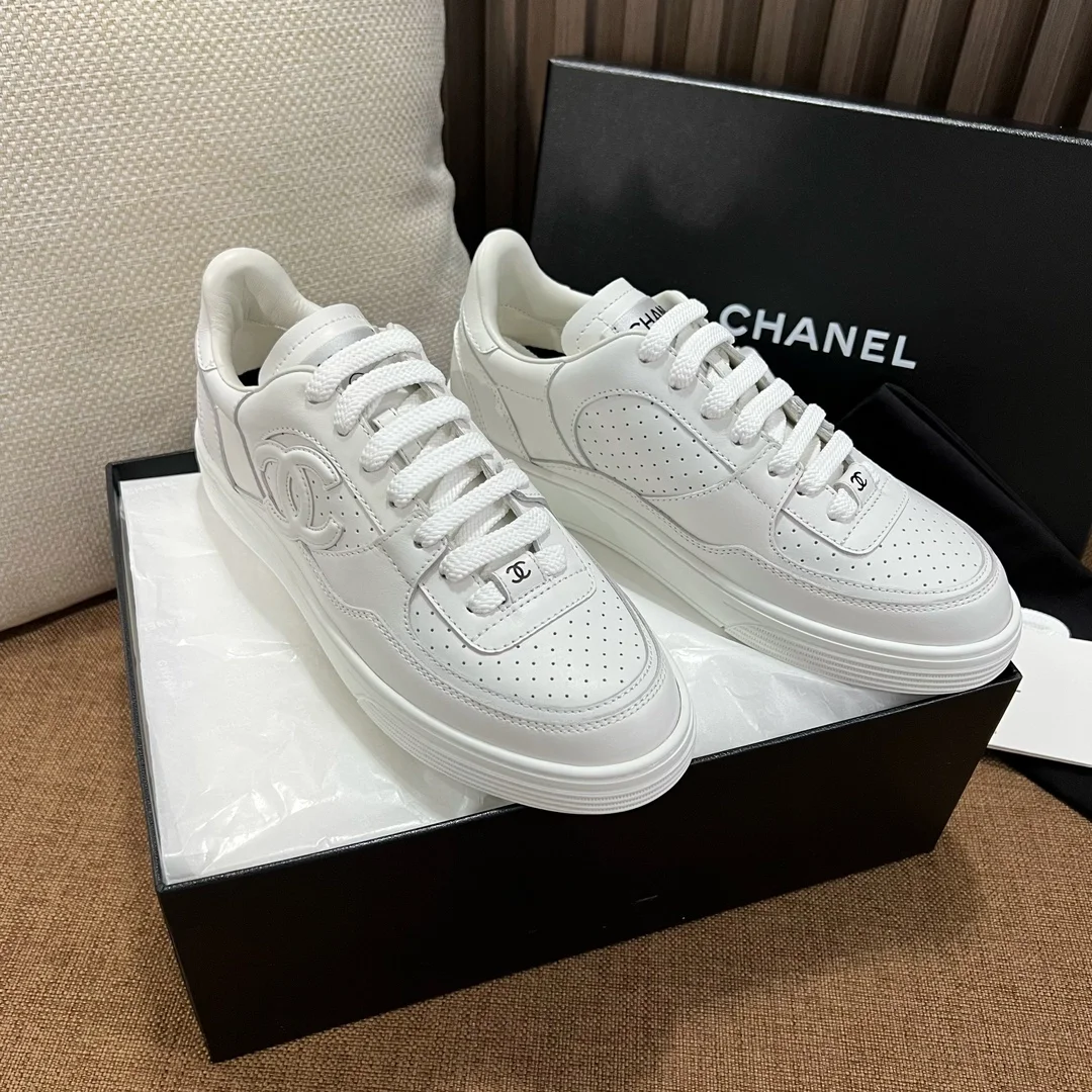 샤넬 카프스킨 & 화이트 스니커즈