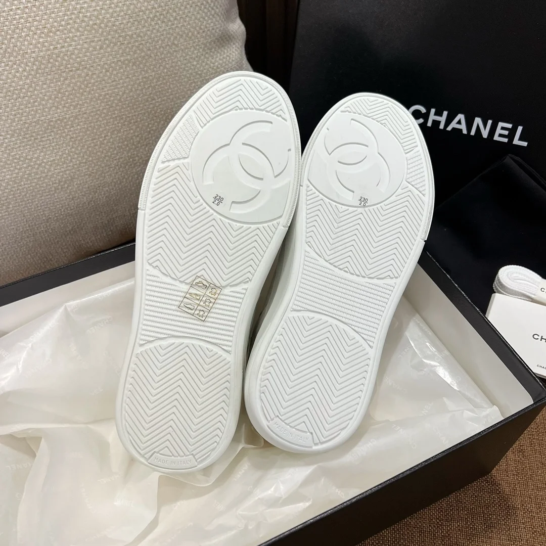 샤넬 카프스킨 & 화이트 스니커즈