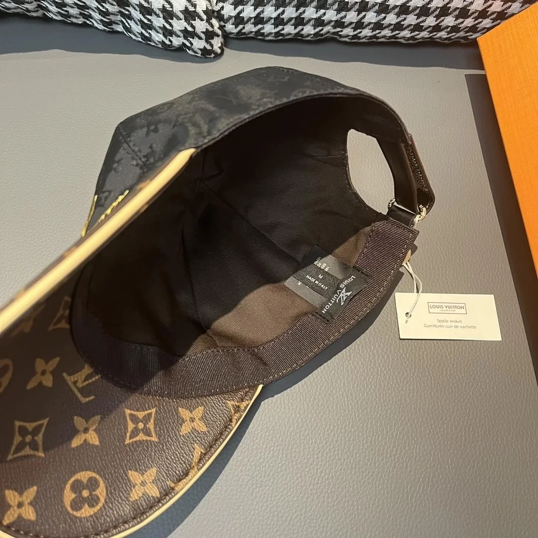 루이비통 LV 로고 자수 블랙 베이스볼 캡
