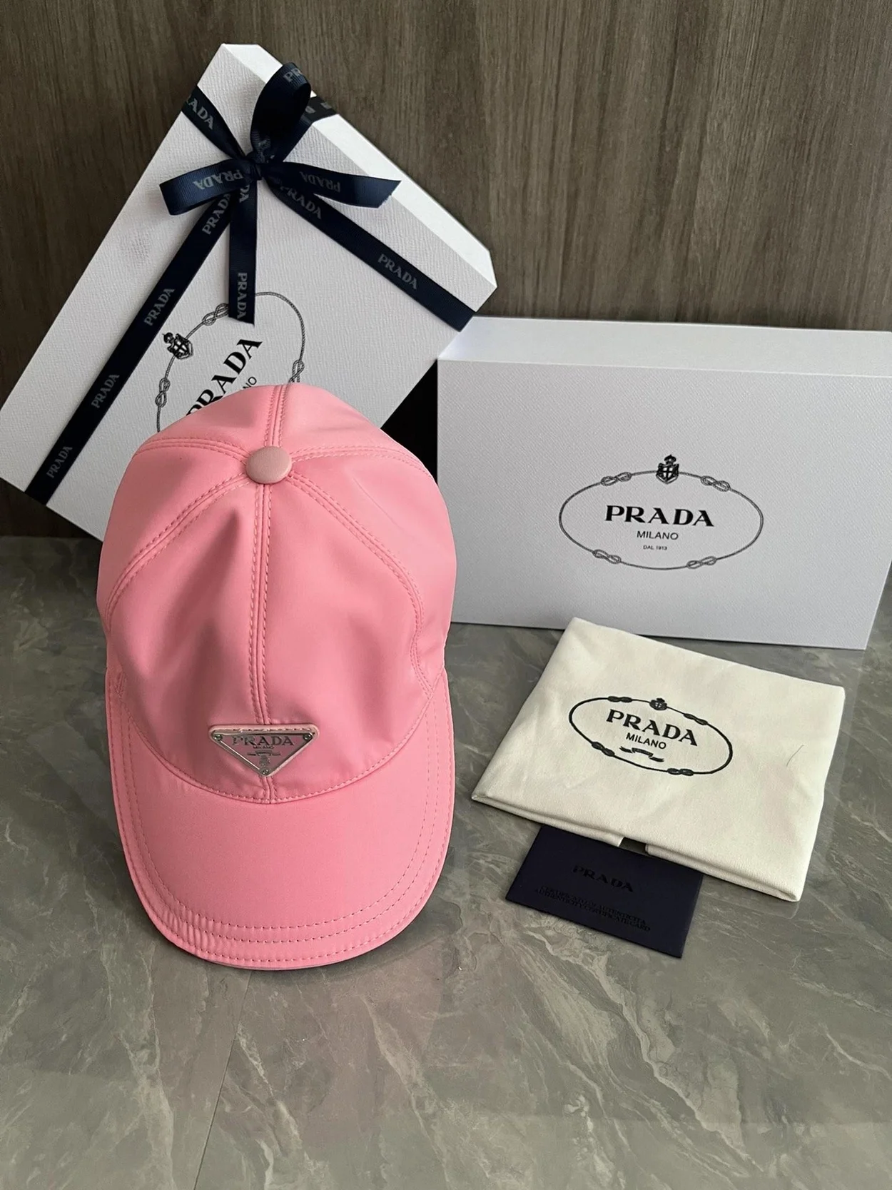프라다 로고 플래그 핑크 베이스볼 캡