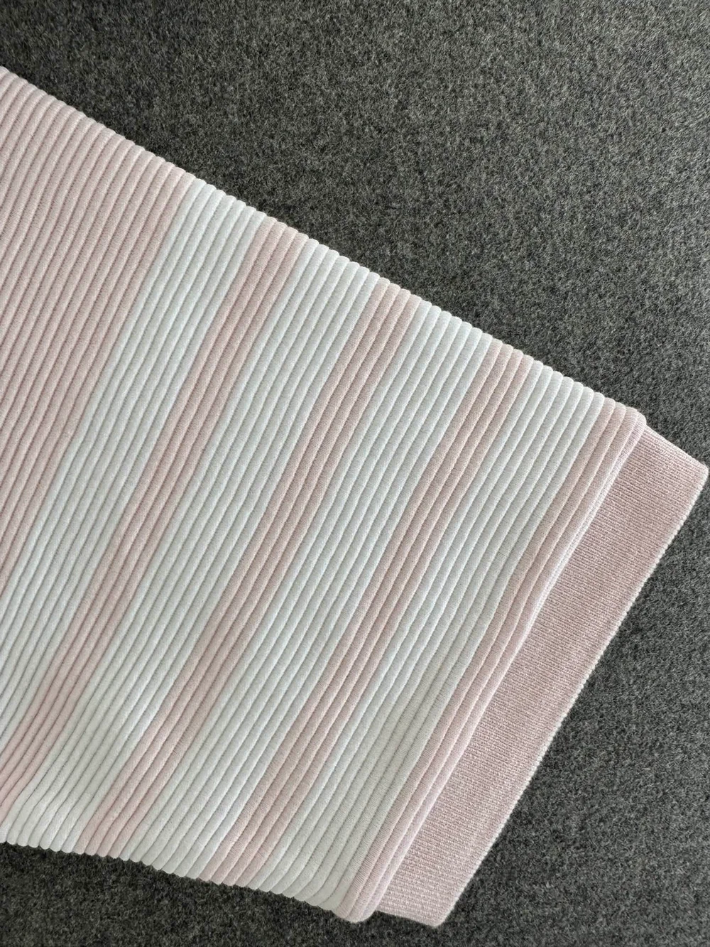 톰브라운 로고 패치 크루넥 티셔츠 핑크