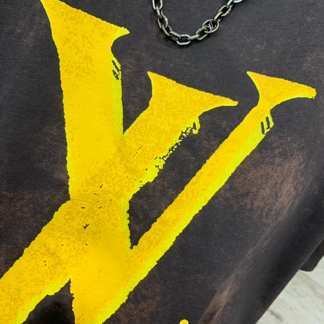 루이비통 그래픽 LV 프린트 티셔츠