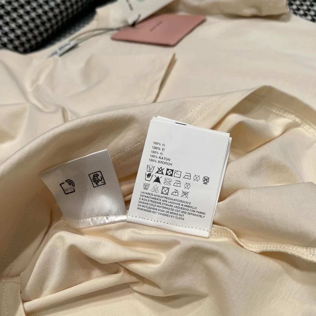 미우미우 로고 장식 크루넥 티셔츠