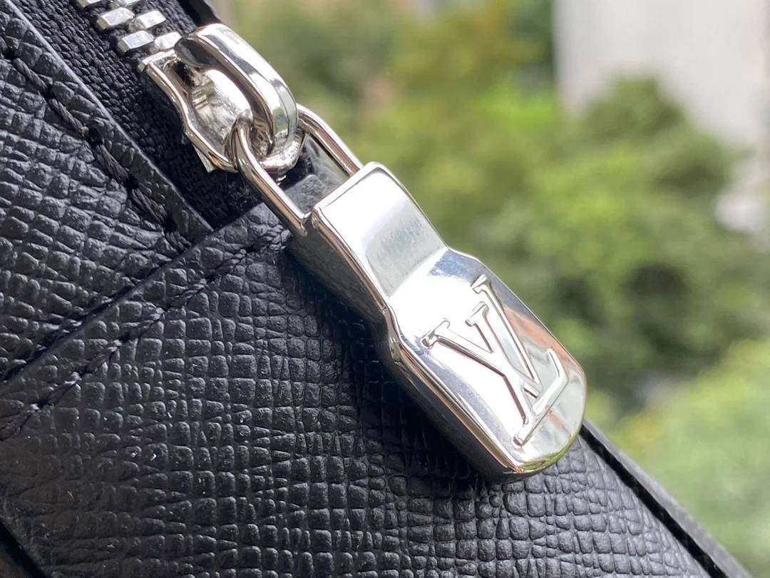루이비통 아웃도어 슬링백 M30741
