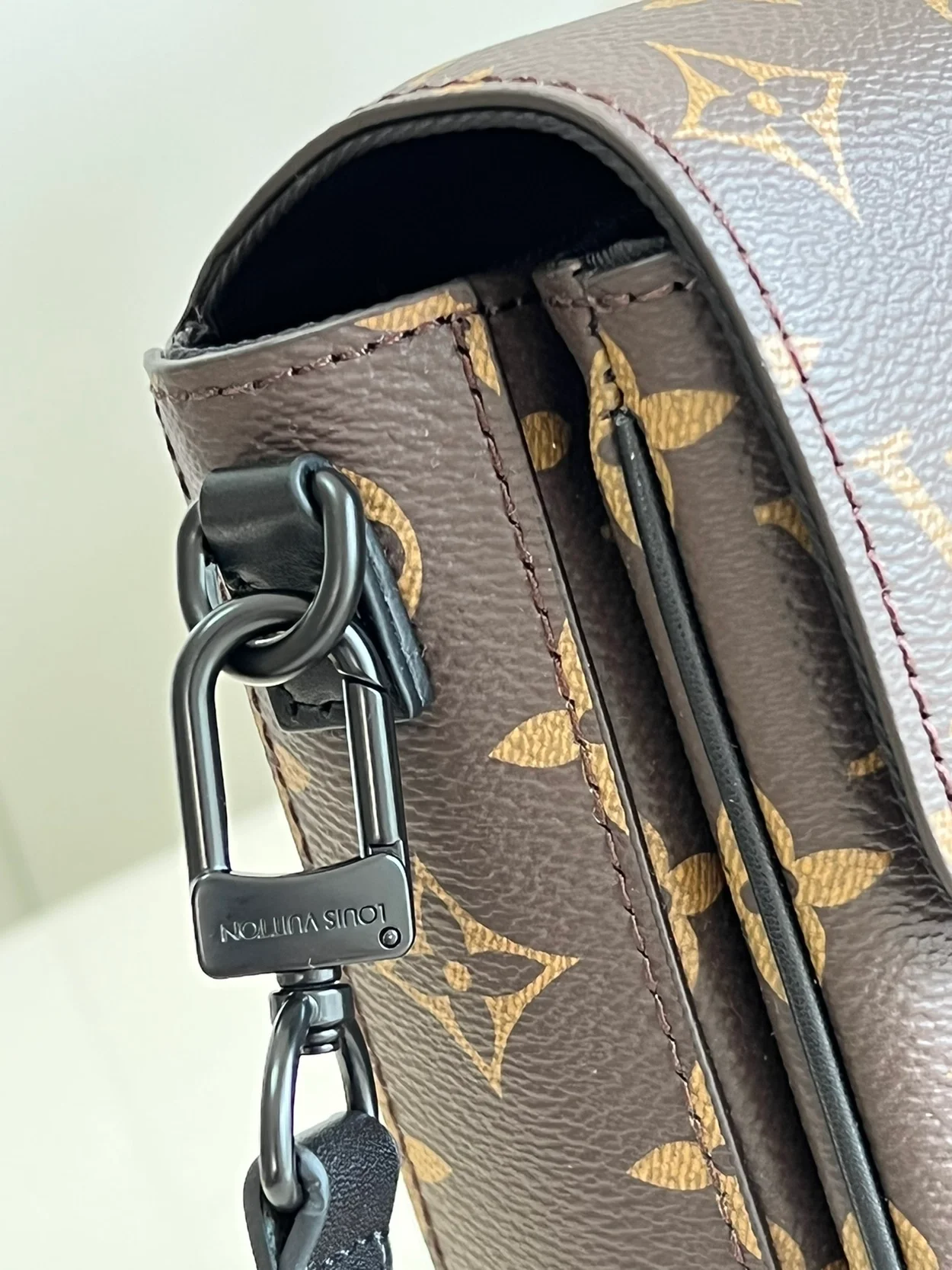 루이비통 S 락 버티컬 웨어러블 월릿 M81522