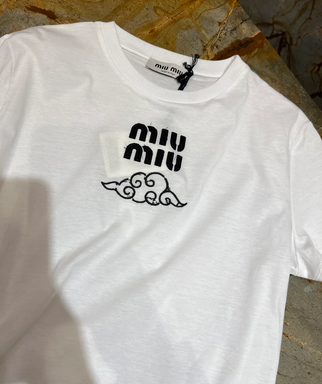 미우미우 클라우드 로고 자수 티셔츠 화이트