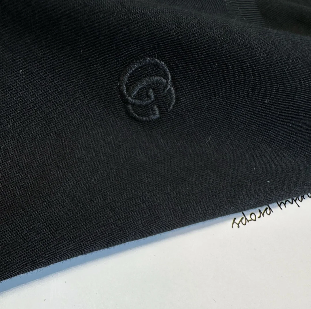구찌 로고 자수 블랙 티셔츠
