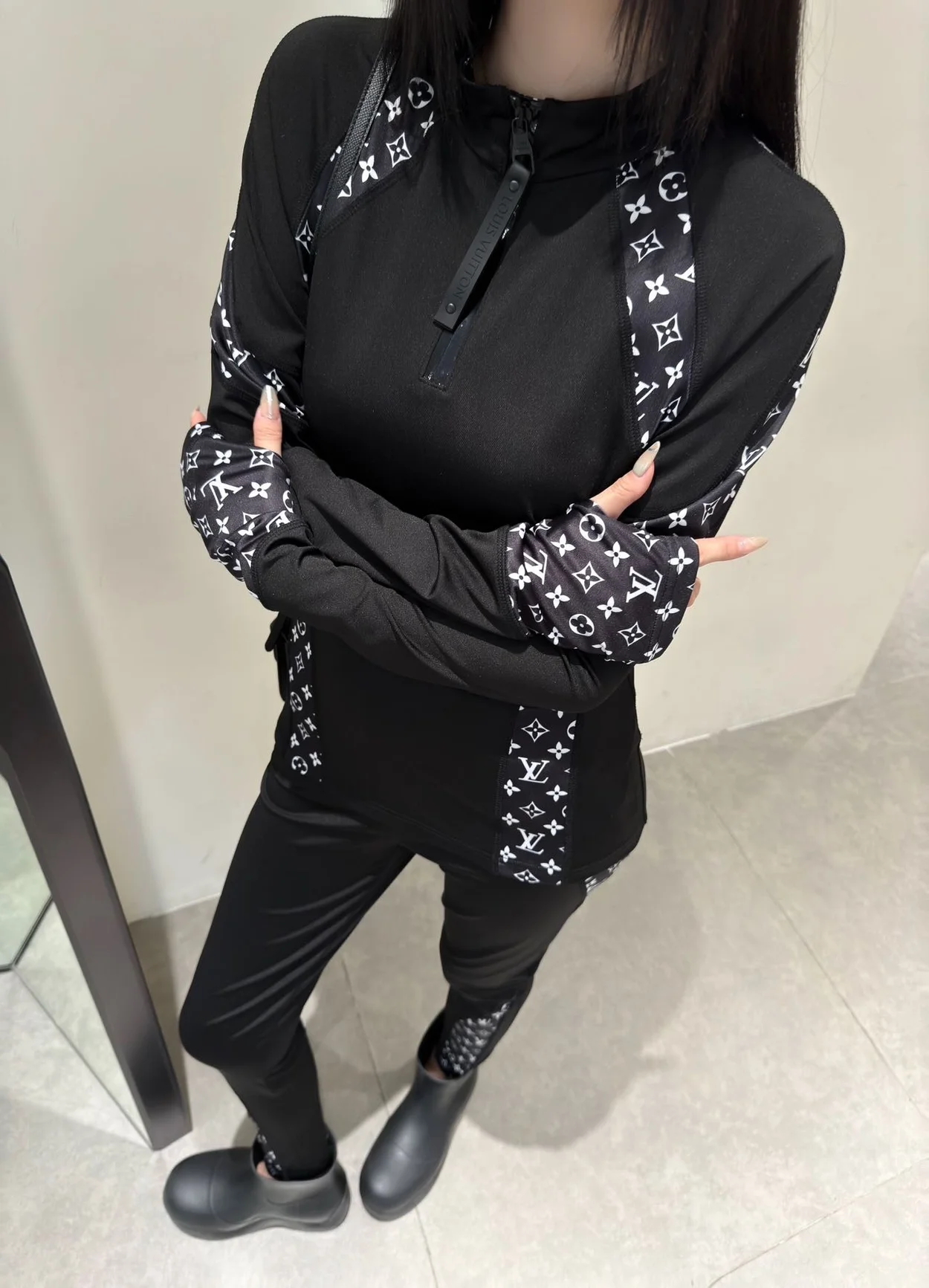 루이비통 지퍼 테크니컬 롱 슬리브드 탑 1AFAZ2