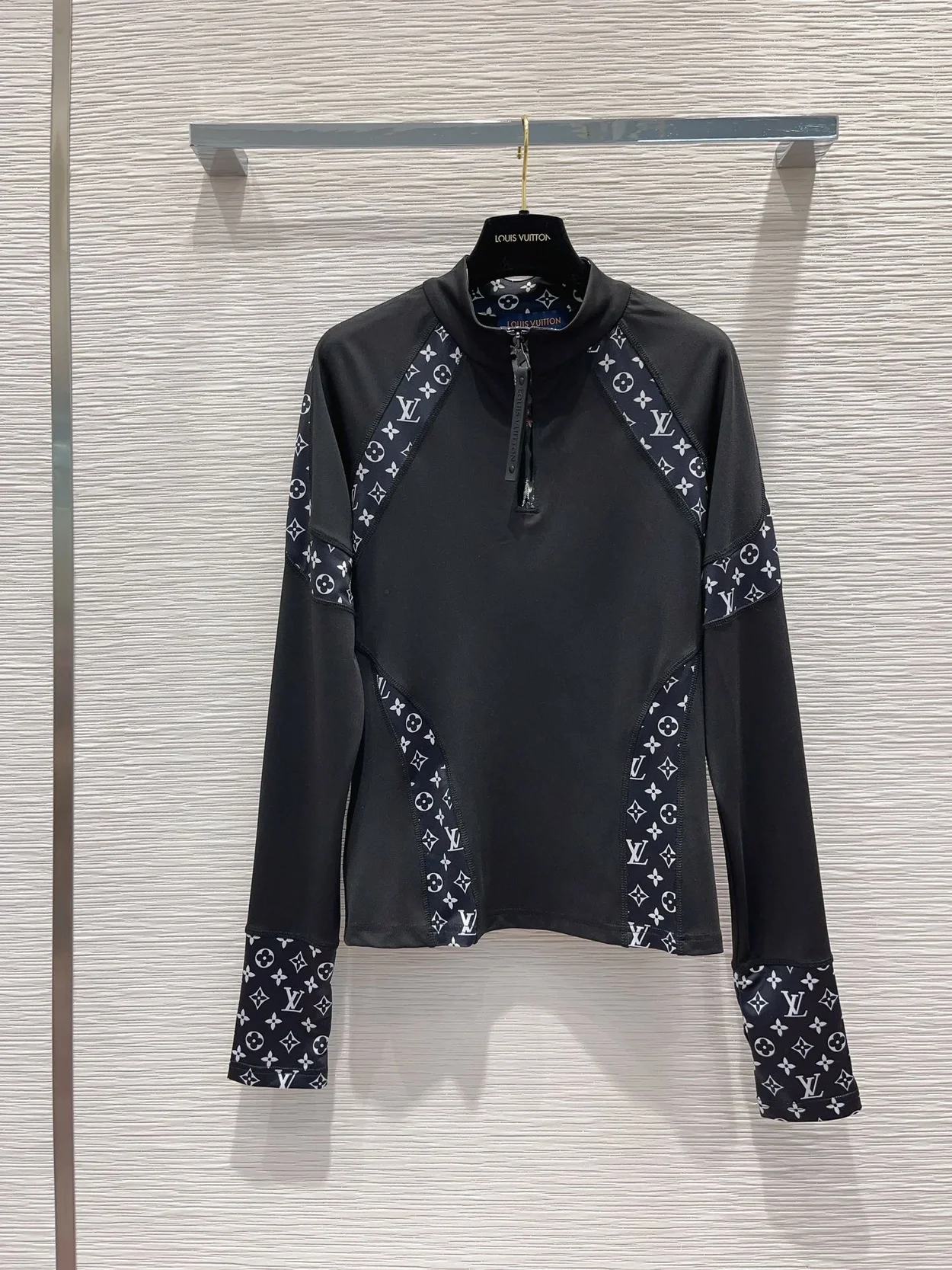 루이비통 지퍼 테크니컬 롱 슬리브드 탑 1AFAZ2